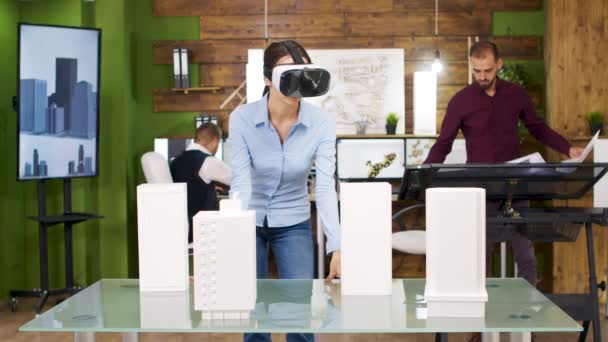 Arquitectas explorando proyecto de realidad virtual de edificios comerciales — Vídeos de Stock