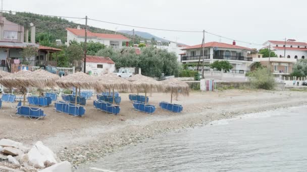 Puste leżaki na plaży pod koniec letniej walki — Wideo stockowe