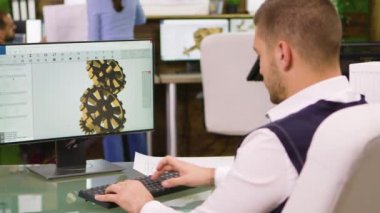 Sakallı inşaat mühendisi bilgisayarında çalışıyor.