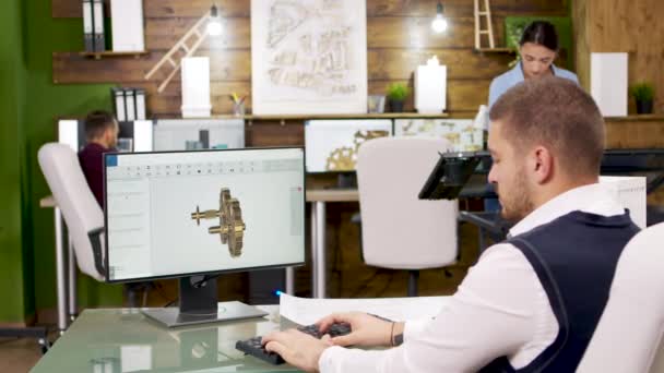 Ingénieur en construction travaillant sur la mécanique du bâtiment sur ordinateur 