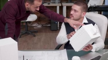 Genç mimar iş geliştirme modeli üzerinde çalışıyor.
