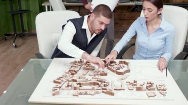 Şehir merkezini modernize etmeyi düşünen bir mimar takımı.