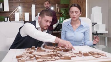 Mimarlardan oluşan bir ekip gelecek kasaba için büyük bir proje üzerinde çalışıyor.