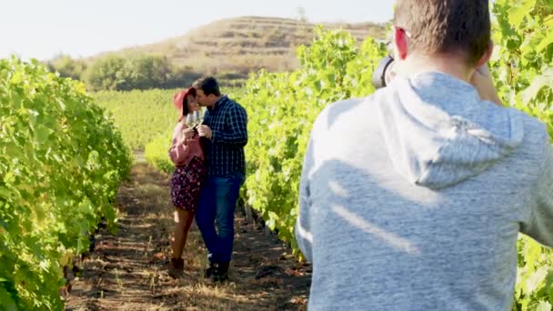 Casal caucasiano sendo fotografado em uma vinha — Vídeo de Stock