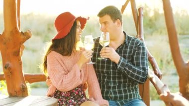 Vineuard 'lı çift kadeh tokuşturuyor şarapla