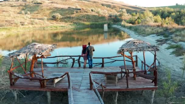 Casal em uma ponte de pontão em umas férias na área rural — Vídeo de Stock