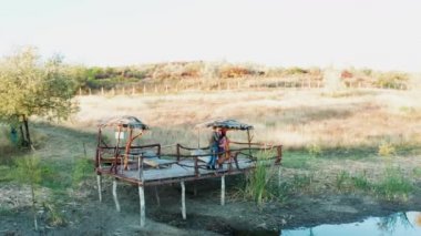 Aşık çift kırsal kesimde bir dubada romantik bir akşam geçiriyor.
