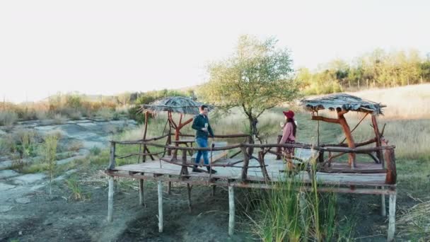 Beau couple cliquetis avec du vin sur un ponton — Video