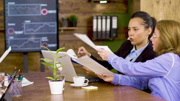 Dos mujeres de negocios en la sala de conferencias — Foto de Stock