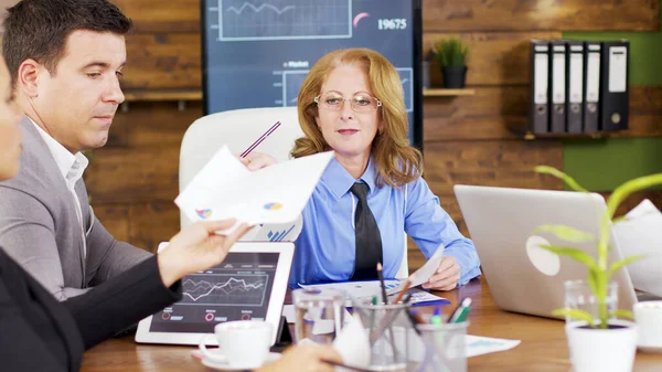 Entrenadora de negocios mujer corporativa discutiendo gráfico financiero — Foto de Stock