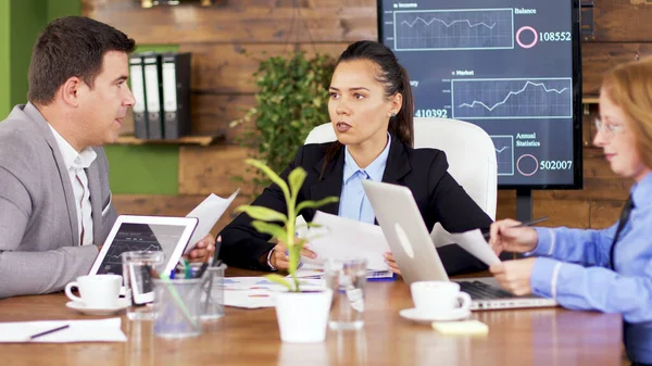 Teamleiterin übergibt seinem Team Finanztabellen — Stockfoto