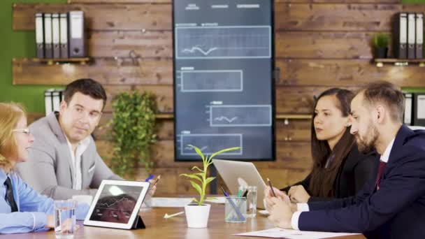 Geschäftsfrau mittleren Alters bei einem Treffen mit seinem Finanzteam — Stockvideo