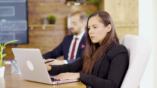 Ung affärskvinna skriver på dator i konferensrummet — Stockvideo