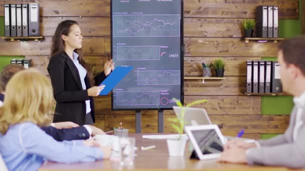 Young business woman in suit having a successful presentation — Stock Video