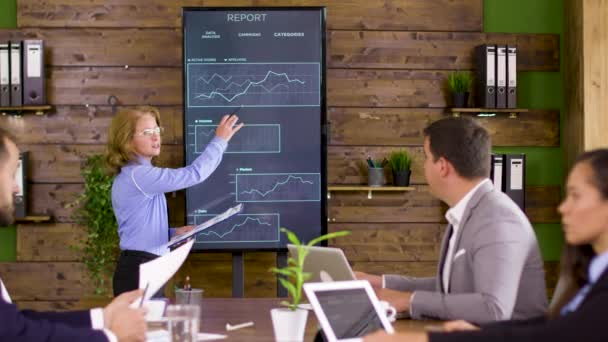 Female executive holding a breefing meeting with her young team — Stock Video