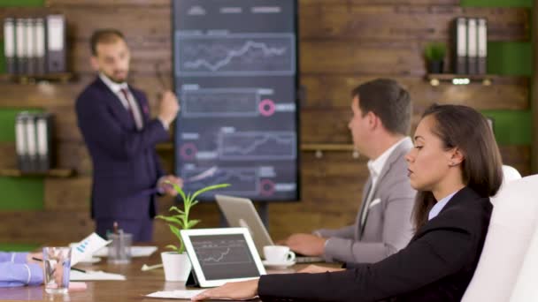 Colaboradora analisando gráficos na sala de conferências — Vídeo de Stock