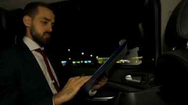 İş elbisesinin CEO 'su limuzininin arkasında selfie çekiyor.