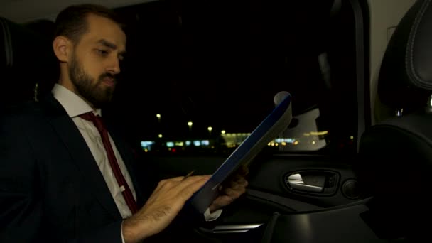 Ceo in business suit neemt een selfie in de rug van zijn limousine — Stockvideo