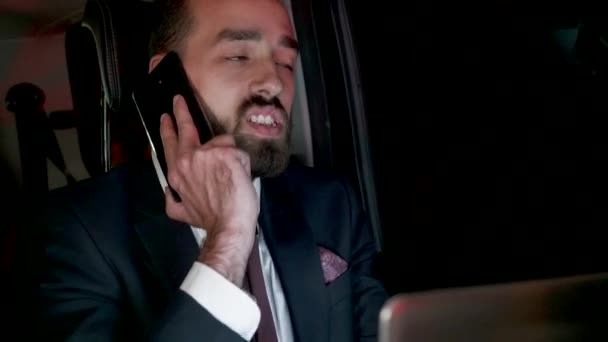 Empresario barbudo en traje de negocios que tiene una llamada telefónica — Vídeos de Stock
