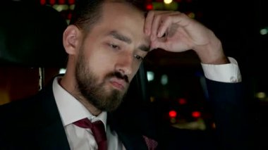 İş adamı limuzininin arka koltuğunda geç saatlere kadar çalışıyor.