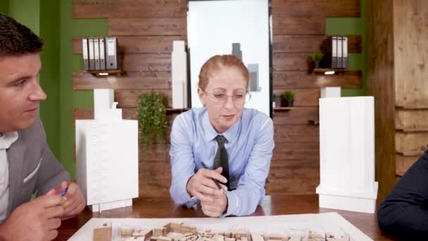 Tim arsitek mendiskusikan tentang proyek real estate baru — Stok Video