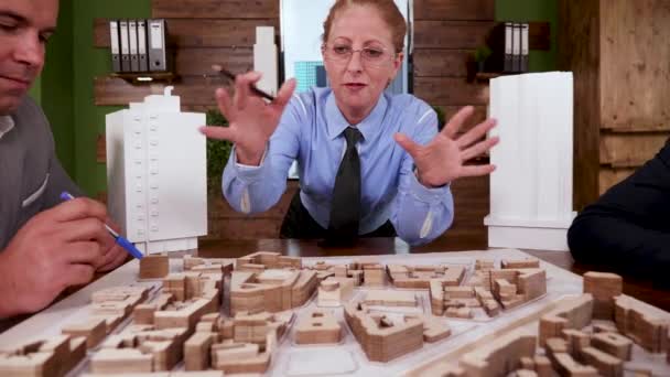Senior architetto donna in un incontro con ingegneri edili — Video Stock