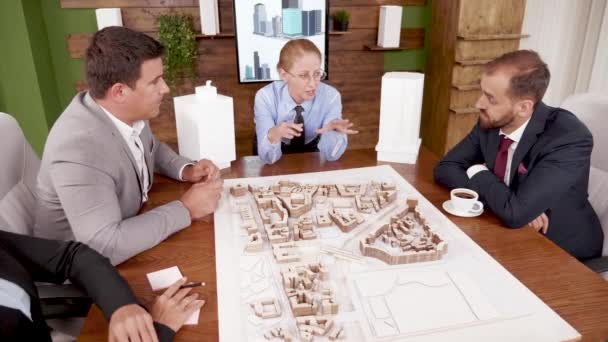 Architektin erklärt jungen Investoren ihr Immobilienprojekt — Stockvideo