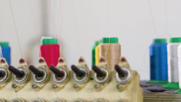 Промислові швейні машини з різнокольоровою швейною ниткою — стокове відео