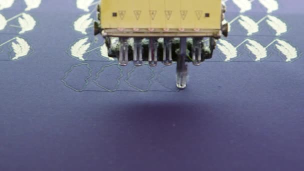 Máquina de coser industrial automática para puntada por patrón digital — Vídeos de Stock