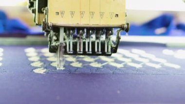 Modern dikiş makinesinin kapağı. Kumaş üzerinde dikiş modeli yapıyor.