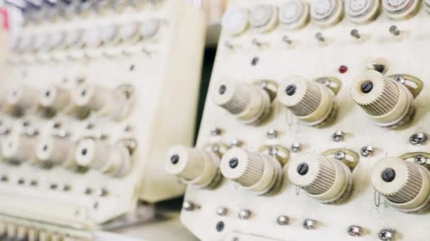 Dolly záběr průmyslových šicích strojů v továrně na tkaniny — Stock video
