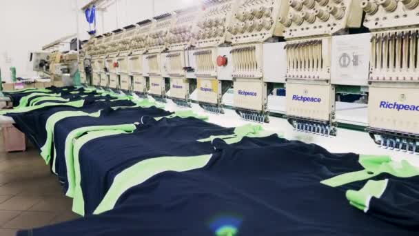 Camisetas en máquina de coser en una fábrica de tela — Vídeo de stock