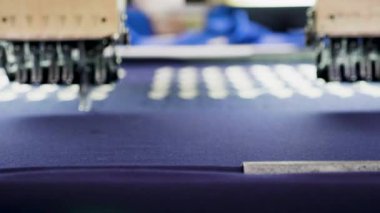 Dijital bir tasarımdan sonra dikiş makinesi rozeti yapıyor