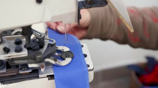 Женщина-работница использует промышленную швейную машину для пуговиц — стоковое видео