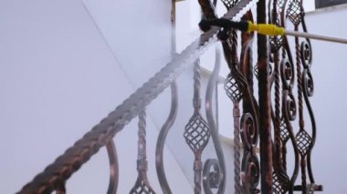 Kimyasal madde yayan virologa yaklaş.