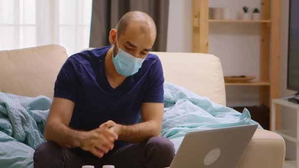Enfermo hombre en casa hablando en línea con su médico — Vídeos de Stock