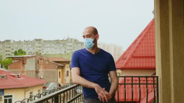Hombre con máscara de protección sensación hacia abajo — Vídeos de Stock