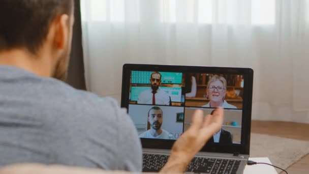 Vue arrière du pigiste lors d'une conférence téléphonique — Video