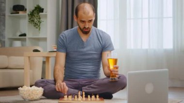 Video çağrısında satranç oynayan adam