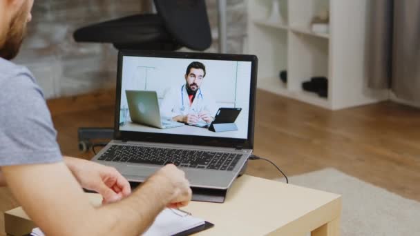 Mann hört Arzt-Rat bei Videoanruf zu — Stockvideo