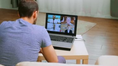 Video konferansında iş arkadaşları