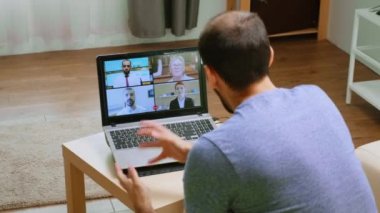 Adam video konuşmasında iş stratejisi konuşuyor