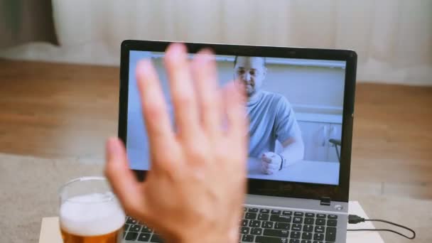 Mann winkt seinem Freund zu — Stockvideo