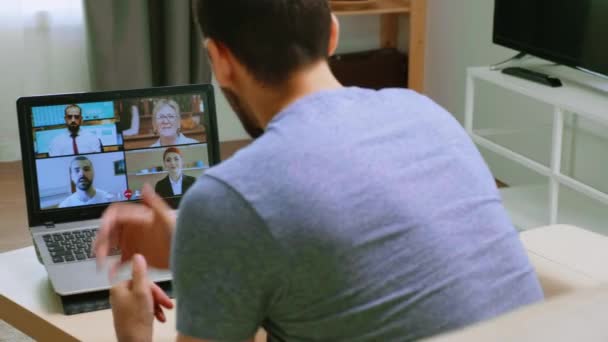 Jongeman op een videoconferentie — Stockvideo