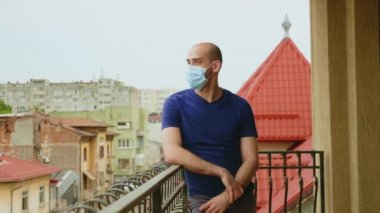 Koruyucu maskeli depresif adam