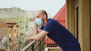 Tek kullanımlık maskeli üzgün adam.