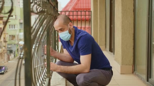 Hombre deprimido en el balcón de su apartamento — Vídeos de Stock