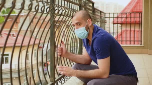 Homem que sofre de ansiedade durante a pandemia global — Vídeo de Stock