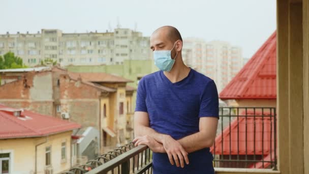 Anxious man with mask on terrace — Stock Video