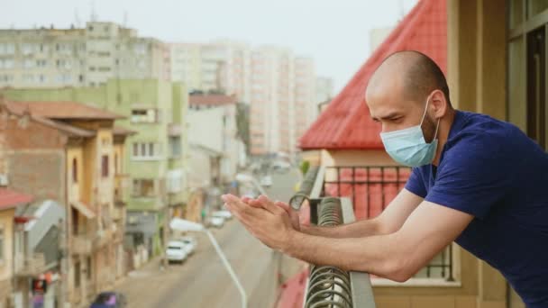 L'uomo sul balcone applaude a sostegno dei medici — Video Stock